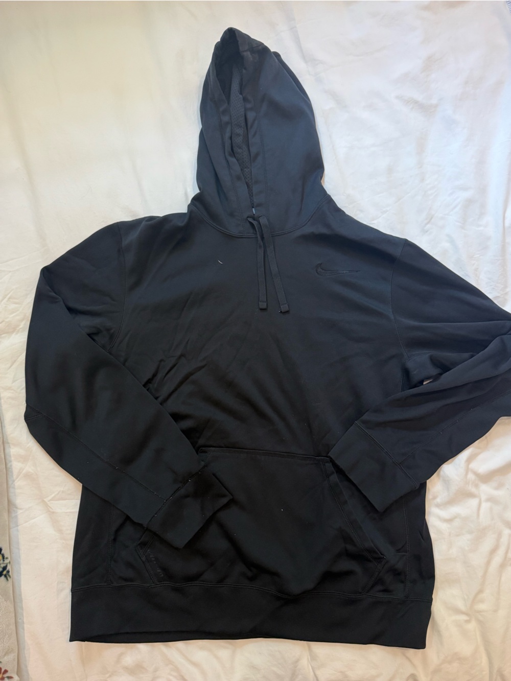 Nike Black Men's Pullover Hoodie with Subtle Swoosh